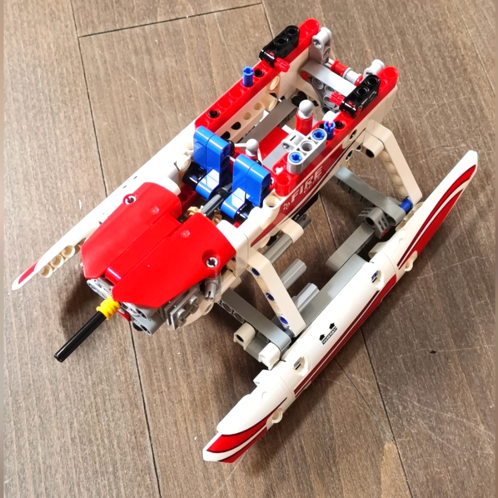 LEGO TECHNIC 42040 Fire Plane. Parts